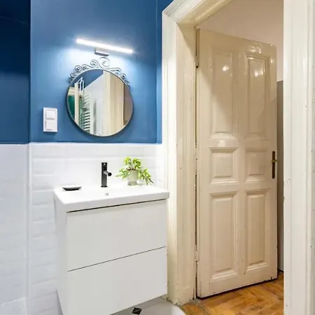 Cityscape Budget Summer Flat Apartment *