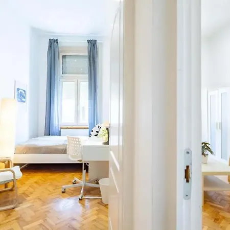 Apartment Cityscape Budget Summer Flat *