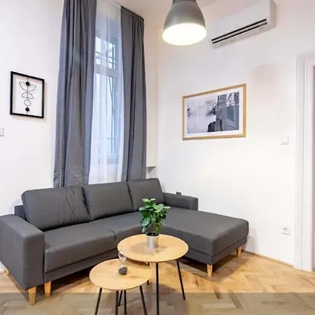 Cityscape Budget Blaha Loft Apartment