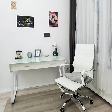 Urban Oasis: Spacious Modern Retreat With Netflix And New York Cafe Proximity *