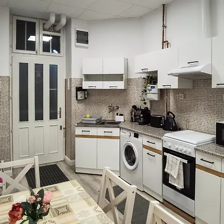 Urban Oasis: Spacious Modern Retreat With Netflix And New York Cafe Proximity Apartment