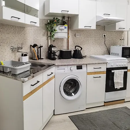 Urban Oasis: Spacious Modern Retreat With Netflix And New York Cafe Proximity Apartment *