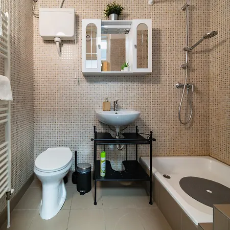 Urban Oasis: Spacious Modern Retreat With Netflix And New York Cafe Proximity Apartment Budapest