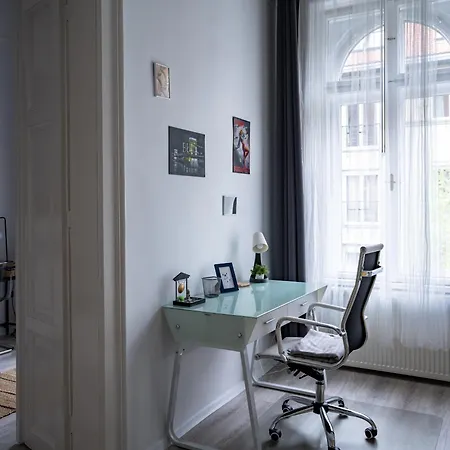 Apartment Urban Oasis: Spacious Modern Retreat With Netflix And New York Cafe Proximity Budapest