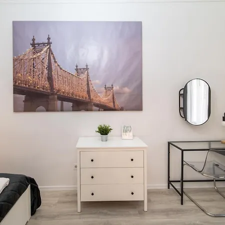 Urban Oasis: Spacious Modern Retreat With Netflix And New York Cafe Proximity * Budapest