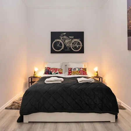 Urban Oasis: Spacious Modern Retreat With Netflix And New York Cafe Proximity Apartment