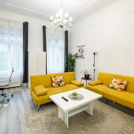 Urban Oasis: Spacious Modern Retreat With Netflix And New York Cafe Proximity Budapest