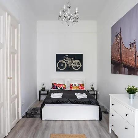Urban Oasis: Spacious Modern Retreat With Netflix And New York Cafe Proximity * Budapest