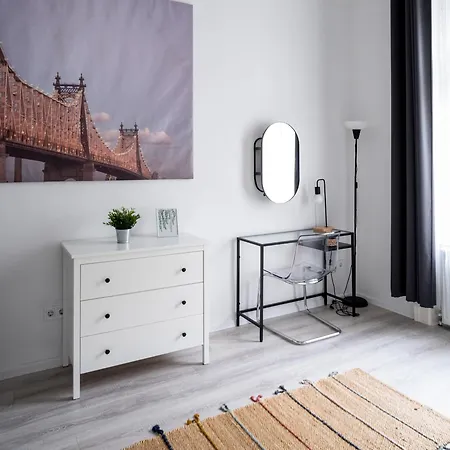 Urban Oasis: Spacious Modern Retreat With Netflix And New York Cafe Proximity