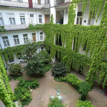 Apartament Near Park Only 5 Minutes Walk , Where Find The World Famous Szechenyi Thermal Bath Spa, Capital Circus , Museums The Is Modern And Newly Renovated ,in A Quiet And Peaceful Oasis With Ac ,smart Tv, High Speed Internet Budapeszt