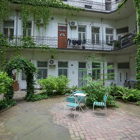 Near Park Only 5 Minutes Walk , Where Find The World Famous Szechenyi Thermal Bath Spa, Capital Circus , Museums The Is Modern And Newly Renovated ,in A Quiet And Peaceful Oasis With Ac ,smart Tv, High Speed Internet