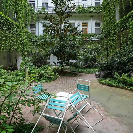 Near Park Only 5 Minutes Walk , Where Find The World Famous Szechenyi Thermal Bath Spa, Capital Circus , Museums The Is Modern And Newly Renovated ,in A Quiet And Peaceful Oasis With Ac ,smart Tv, High Speed Internet Apartament