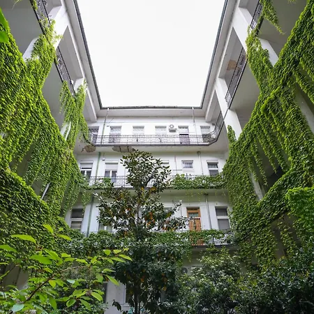 Near Park Only 5 Minutes Walk , Where Find The World Famous Szechenyi Thermal Bath Spa, Capital Circus , Museums The Is Modern And Newly Renovated ,in A Quiet And Peaceful Oasis With Ac ,smart Tv, High Speed Internet Apartament *