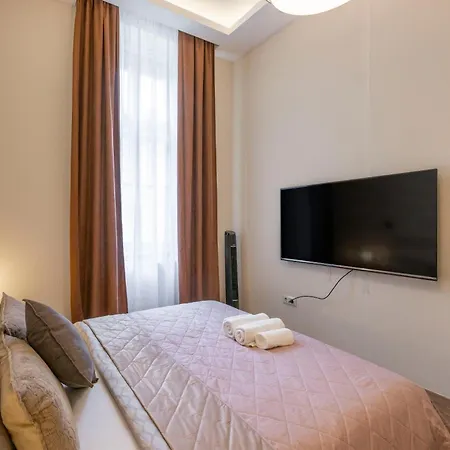 Exclusive N' Grand Center With 5 Bedrms * Budapest