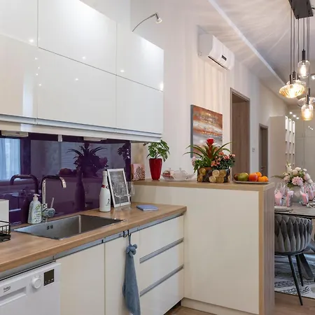 Exclusive N' Grand Center With 5 Bedrms Apartment