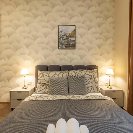 Exclusive N' Grand Center With 5 Bedrms Apartment