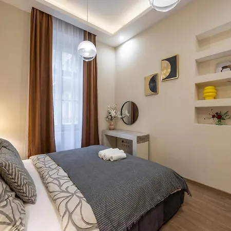 Exclusive N' Grand Center With 5 Bedrms Apartment