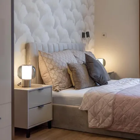 Exclusive N' Grand Center With 5 Bedrms Apartment