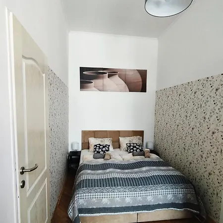 Margaret & Violet - Peaceful Downtown Apartment