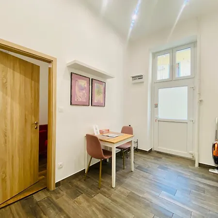 Peaceful In - Brick House Apartment *