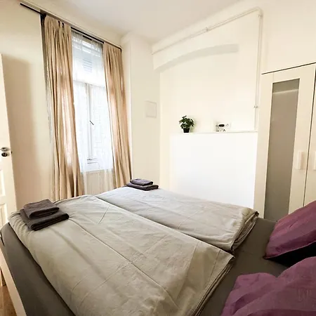 Cozy 1br With Skyline View - Purple Skyline Apartment