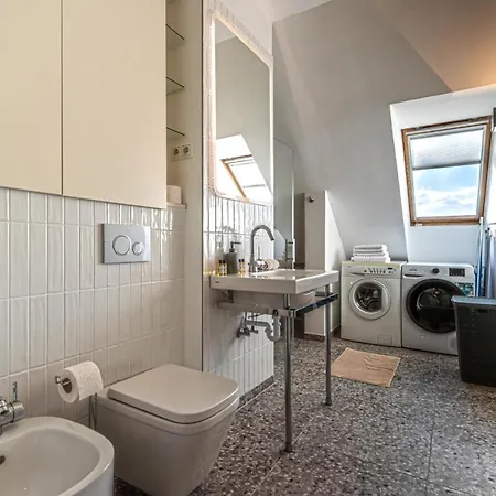 Luxury With Balcony In Downtown Boedapest