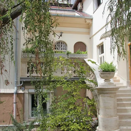 Nestled Romance, Buda's Hilltop Heaven * Budapeste