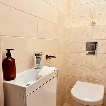 Park West Terrace With Private Parking Apartment *