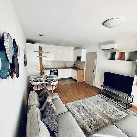 Park West Terrace With Private Parking Apartment