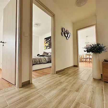 Park West Terrace With Private Parking Apartment *