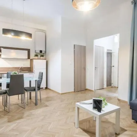 Dessy Downtown Apartment *