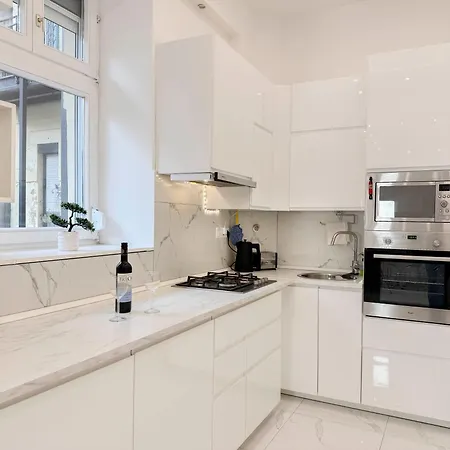 Izabellas Luxury Downtown Apartment