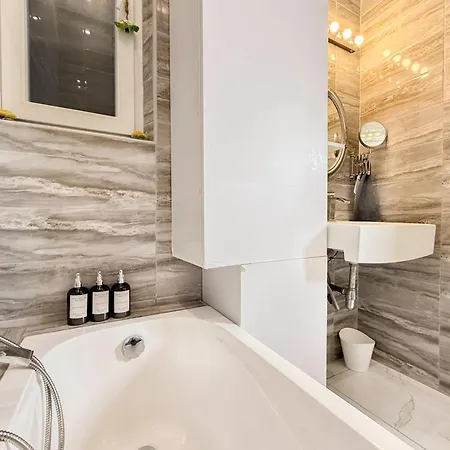 Izabellas Luxury Downtown Apartment