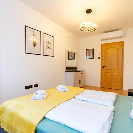 Gozsdu White Raven 105 - Free Parking, Terrace Apartment Budapest