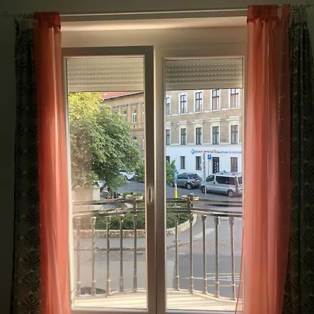 Pearl Maria * Budapest