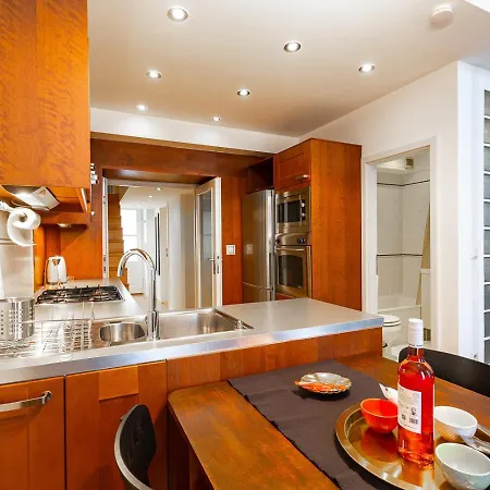 Riverside Two Bedroom Flat By The Chain Bridge Apartment *