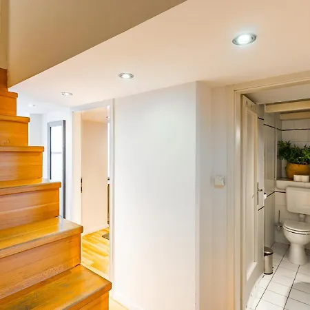 Riverside Two Bedroom Flat By The Chain Bridge