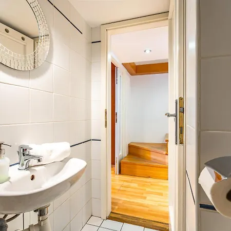 Riverside Two Bedroom Flat By The Chain Bridge Apartment