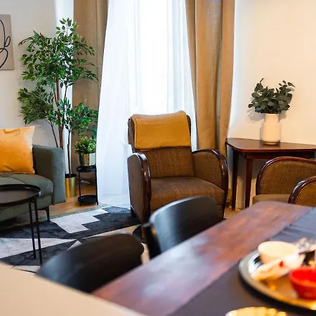 Apartment Riverside Two Bedroom Flat By The Chain Bridge