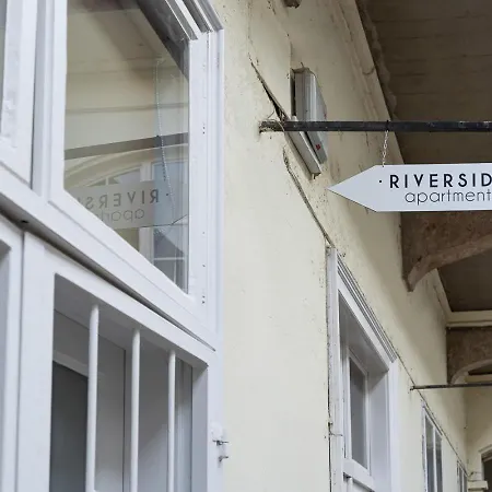 Riverside Two Bedroom Flat By The Chain Bridge