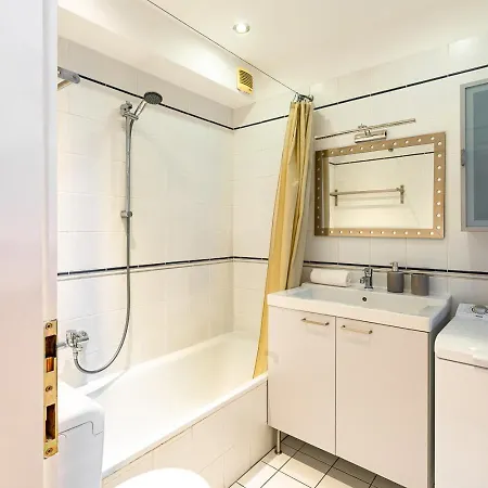 Apartment Riverside Two Bedroom Flat By The Chain Bridge
