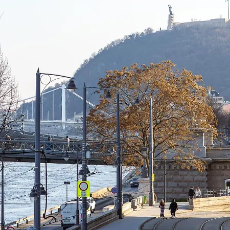 Apartment Riverside Two Bedroom Flat By The Chain Bridge Budapest