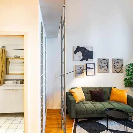 Riverside Two Bedroom Flat By The Chain Bridge Budapest