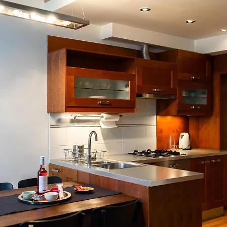 Riverside Two Bedroom Flat By The Chain Bridge