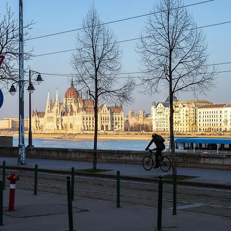 Riverside Two Bedroom Flat By The Chain Bridge Apartmán
