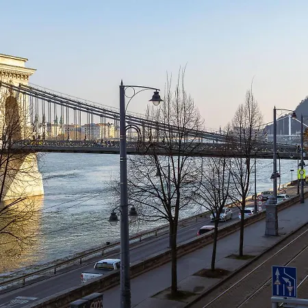 Riverside Two Bedroom Flat By The Chain Bridge Apartment *