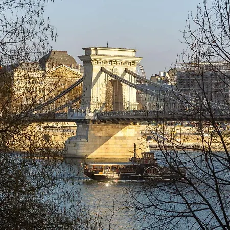 Riverside Two Bedroom Flat By The Chain Bridge *