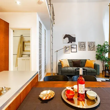 Riverside Two Bedroom Flat By The Chain Bridge Budapest