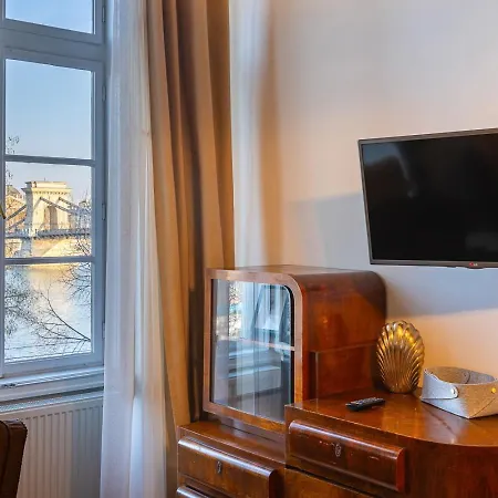 Riverside Two Bedroom Flat By The Chain Bridge