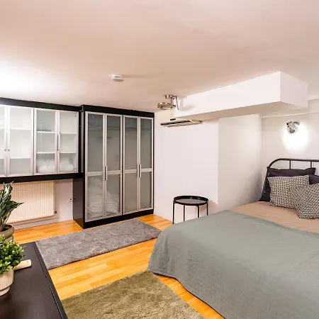 Riverside Two Bedroom Flat By The Chain Bridge *